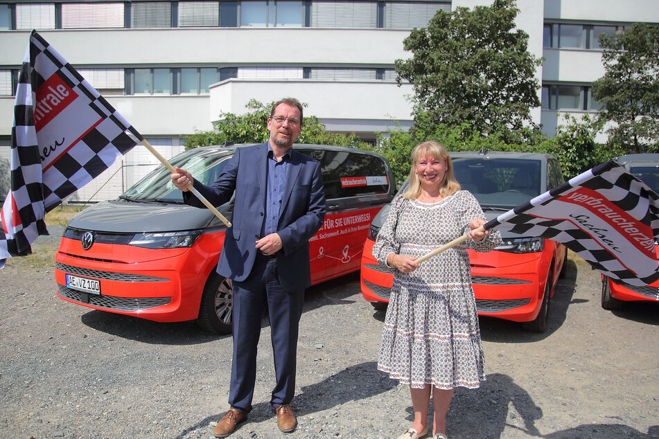 Die Verbraucherzentrale schickt neue Beratungsbusse ins Rennen. Sozialministerin Petra Köpping (65, SPD) und der Vorstand der Verbraucherzentrale Andreas Eichhorst (61) gaben das Startsignal.