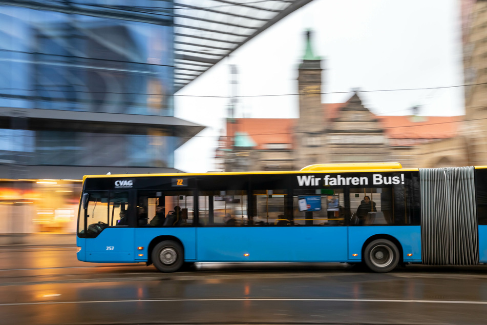 Durch den Wasserrohrbruch kommt es zu Umleitungen der Buslinien 62 und 72 (Archivbild).