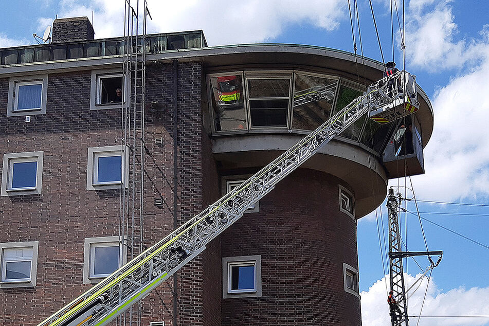 München: Kuriose Rettung: Fensterputzer sitzt in 20 Meter Höhe an Hausfassade fest