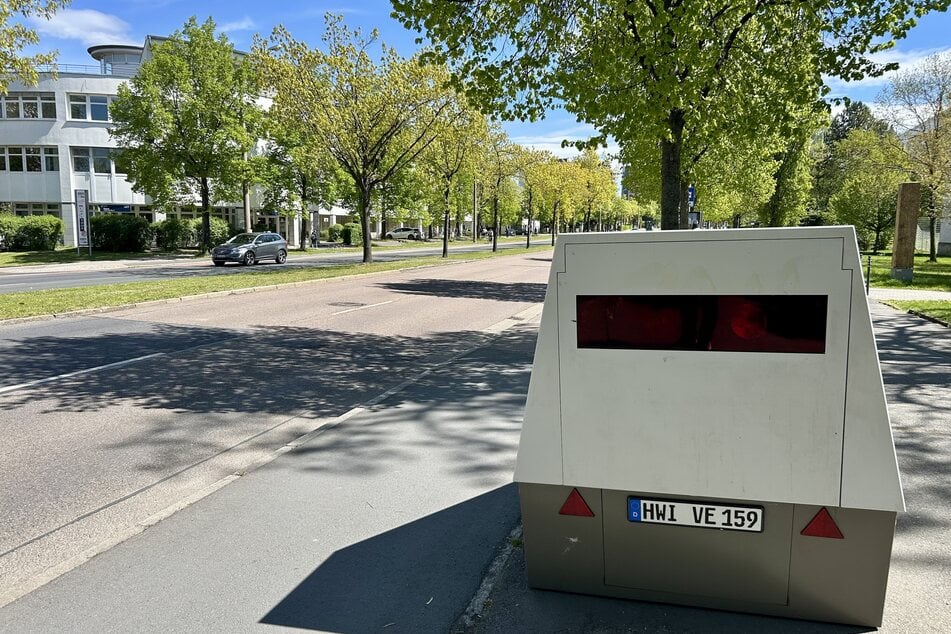 Der "Superblitzer" hat es sich neben dem Fahrradweg bequem gemacht und sucht nun nach zu schnell fahrenden Autos.