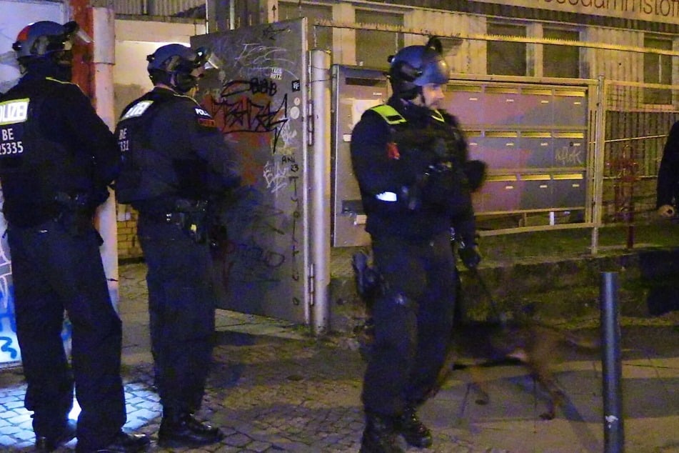 Bereits am Sonntag durchsuchte die Polizei ein Bauwagen-Gelände in Berlin nach zwei Ex-RAF-Terroristen.