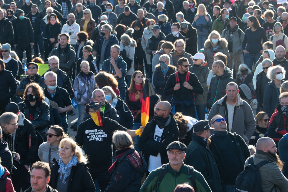Maskenpflicht und Abstandsregeln? Die Demo-Teilnehmer in Leipzig waren dazu nur sehr vereinzelt bereit.