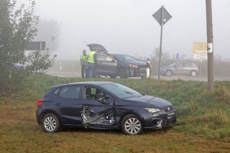 Der Seat rutschte nach dem Zusammenstoß einen Graben hinab und kam dort zum Stehen.