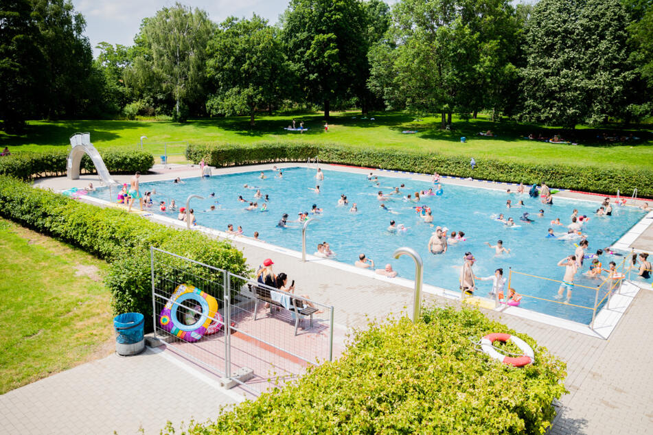 Das Nichtschwimmerbecken im Sommerbad Wilmersdorf. Während der Sommerferien dürfen Kinder bis zwölf Jahre umsonst ins Schwimmbad.