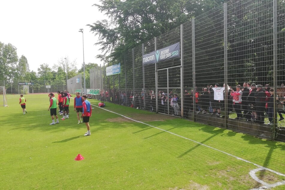 Auch die pausierenden Teams fieberten und flachsten mit ihren Mitspielern mit.