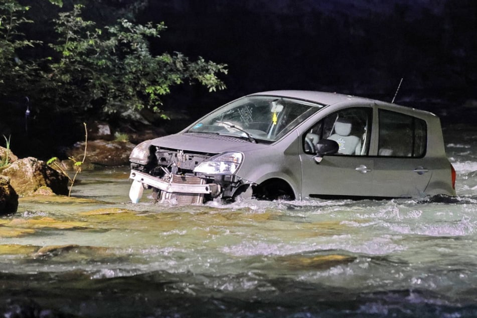 Das Autowrack musste mit einem Kran aus dem Wasser geborgen werden.