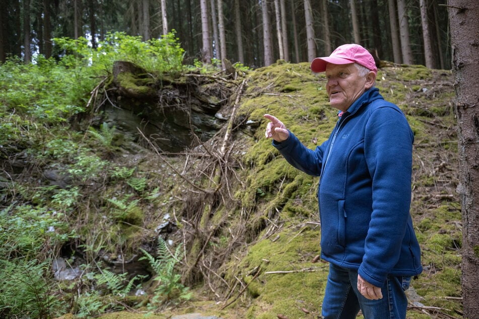 Walter Hemmerlein (67) sucht selbst im Vogtland nach verschollenen Kulturgütern und veröffentlichte mehrere Bücher über den Verbleib von NS-Schätzen.