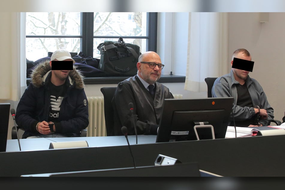 Patrick B. (29, r.) und sein Kumpel Felix D. (27) sollen einen Bekannten ausgeraubt haben. Die jungen Männer mussten auf der Anklagebank Platz nehmen.