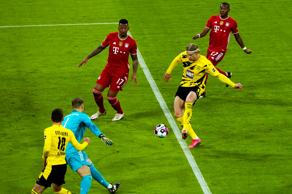 Das 2:0 für den BVB! Thorgan Hazard (l.) bedient Erling Haaland (2.v.r.), der problemlos aus fünf Metern ins leere Tor einschiebt.
