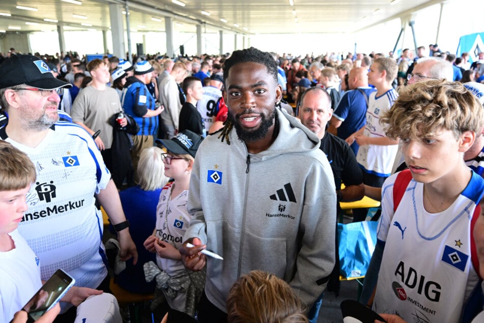 Die HSV-Profis um Neuzugang Jordan Torunarigha (27, M.) erfüllten beim Fannachmittag am Mittwoch viele Wünsche.