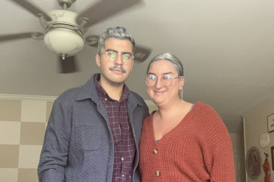 Mel y Brian Fernandes se disfrazaron rápidamente de abuela y abuelo.