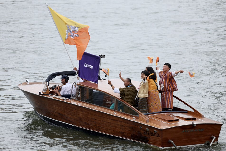 Bei der Eröffnungszeremonie auf der Seine durfte Kinzang Lhamo (26) die Fahne des Bhutan schwenken.