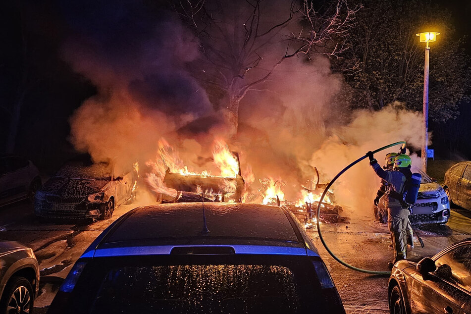 Berlin: Mehrere Fahrzeuge brennen auf Parkplatz in Lichtenberg lichterloh