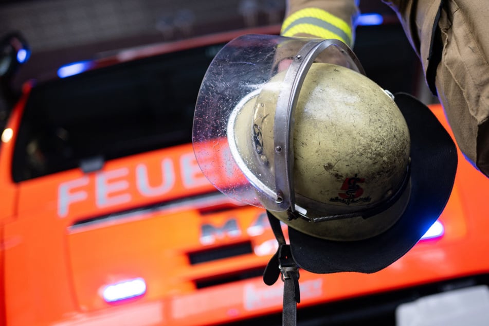 In der Nacht auf Donnerstag musste die Feuerwehr mehrere VW-Fahrzeuge im Landkreis Landshut löschen. (Symbolfoto)