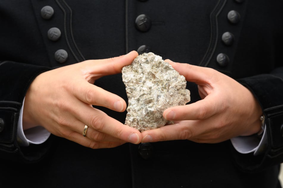 Da ist Lithium drin: Um das Leichtmetall zu gewinnen, muss es aufwendig vom umgebenden Gestein getrennt werden.