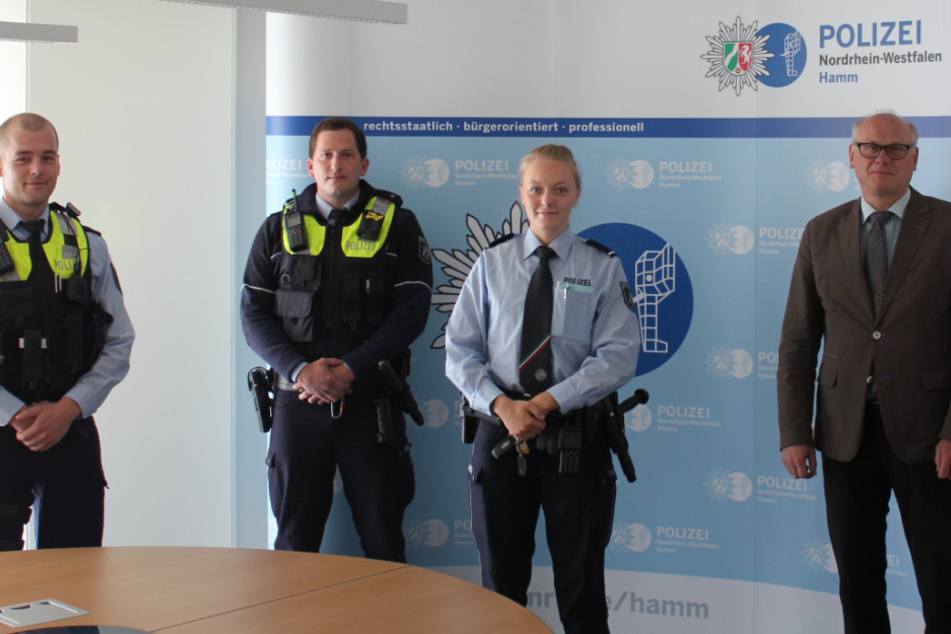 Hamms Polizeipräsident Erich Sievert (2.v.r.) dankte den Polizisten Christopher Rösman, Hendrik Stewing und Sara Große-Budde für ihren Einsatz.