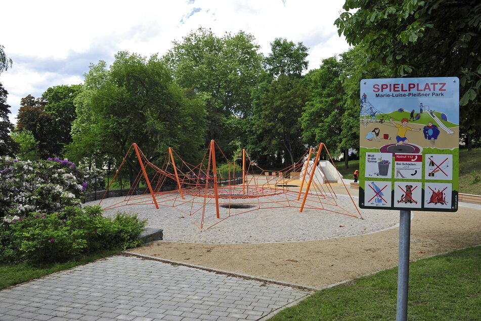 Die Kinder der Rudolfschule freuen sich auch - über ihren neuen Spielplatz "Der springende Punkt" im Marie-Luise-Pleißner-Park.