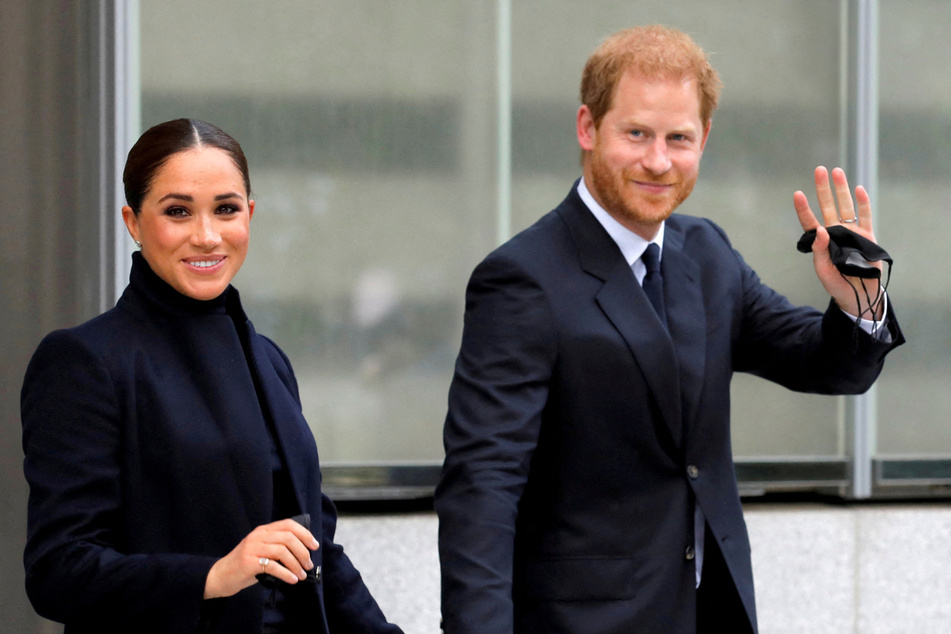 Prince Harry said he wants an official apology from his family to his wife, Meghan Markle (l.).