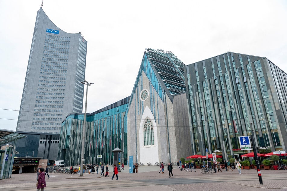 Auf dem Augustusplatz fallen unter anderem das City-Hochhaus und das Paulinum auf.