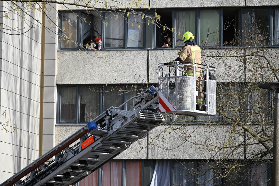 Zwei Bewohner des brennenden Hauses kamen mit Verletzungen ins Krankenhaus. Weitere wurden vor Ort medizinisch versorgt.