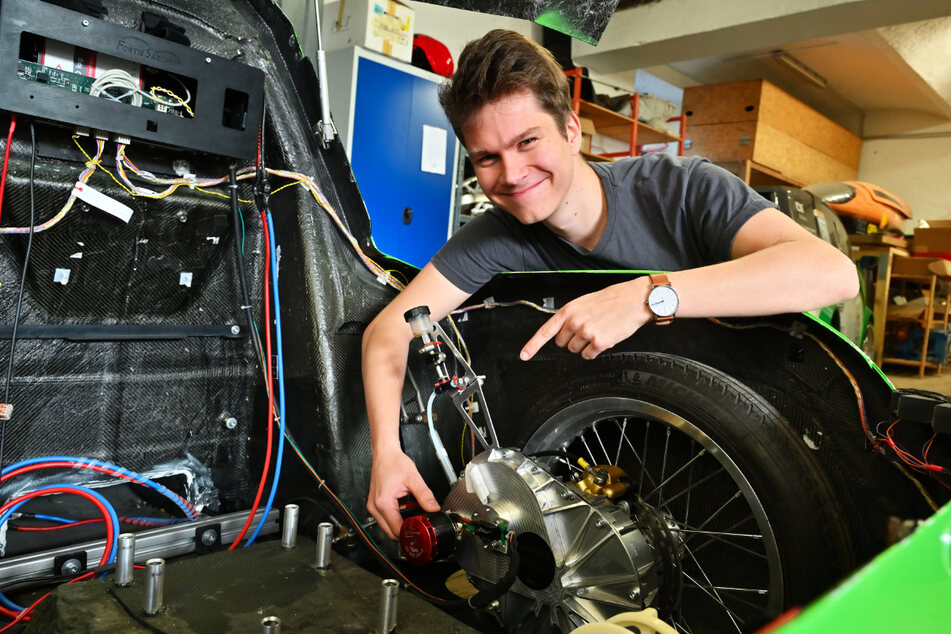 Vereinsmitglied Florian Zylla hat mehrere Teile des Motorraums in Kooperation mit der TU Chemnitz im 3D-Drucker entstehen lassen.