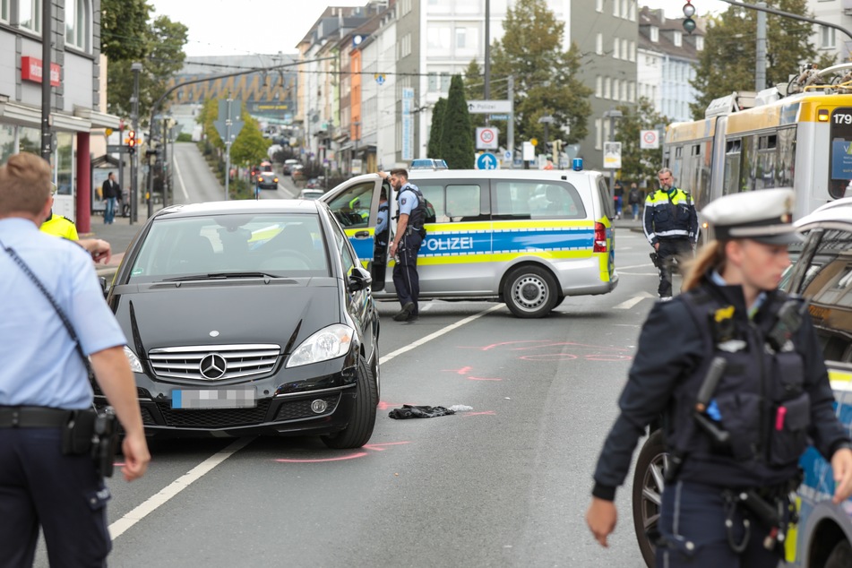 Der 83-Jährige geriet mit seinem Mercedes in den Gegenverkehr und prallte dort gegen einen anderen Mercedes.