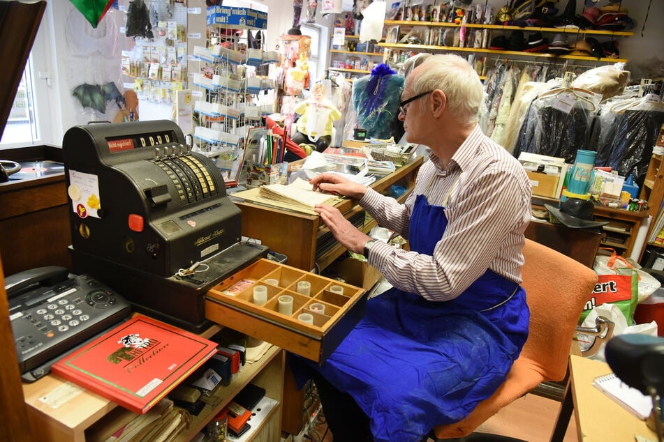 Der Elektromechanikermeister Holger Günther (61) hat in Leipzig eine Werkstatt mit Kostümverleih.