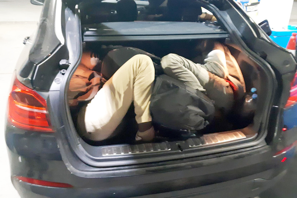 Sieben mutmaßliche Flüchtlinge fanden die Ermittler in dem BMW X4 - zwei davon zwischen Taschen im Kofferraum.