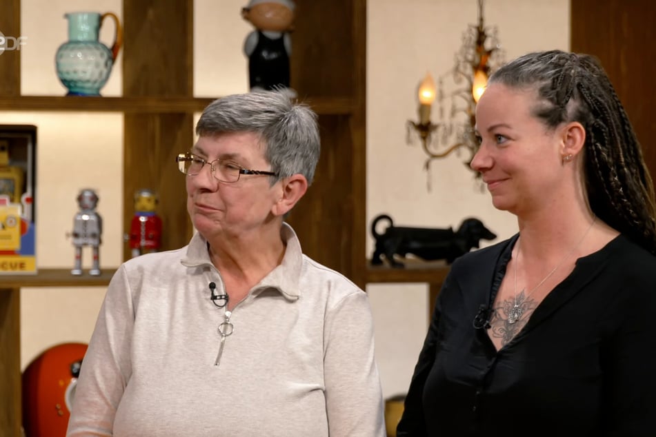 Elisabeth Ciraci (l.) und Jeanette Köster haben den Gleiter beim Entrümpeln entdeckt.