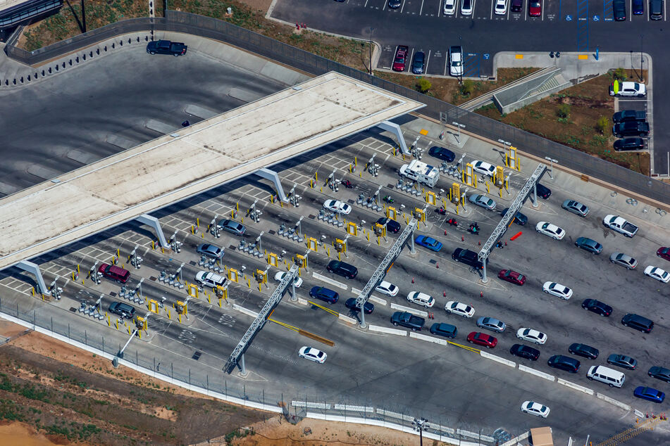 Autos stehem am Grenzübergang zwischen von Mexicali (Mexiko) und Calexico (USA).