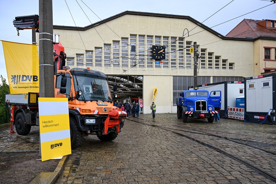 Die DVB haben am Samstag das 100-jährige Jubiläum des Betriebshofs Waltherstraße gefeiert. Der Betriebshof wurde am 5. Oktober 1926 erbaut und galt einst als Dresdens modernster Straßenbahnhof.