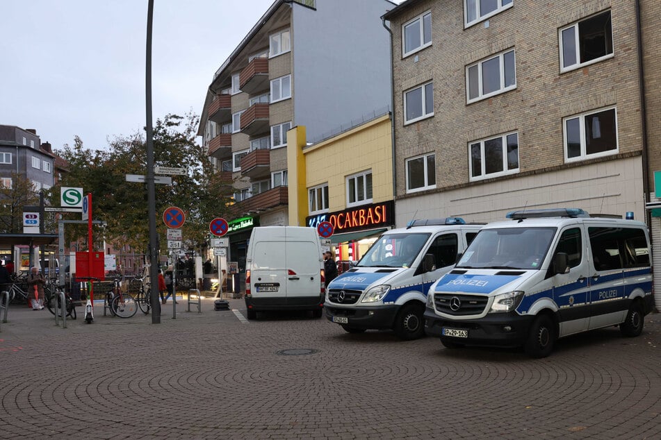 Wie hier in Harburg ist die Polizei im gesamten Hamburger Stadtgebiet im Einsatz, um Ausschreitungen in der Halloween-Nacht zu verhindern.