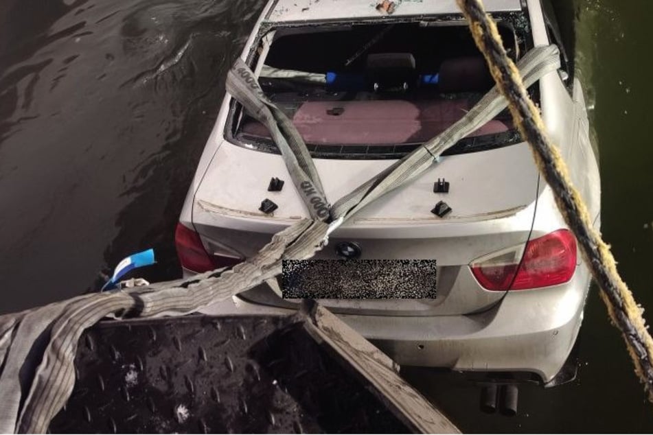 Die Mainzer Feuerwehr hat den Wagen gegen weiteres Abtreiben gesichert.