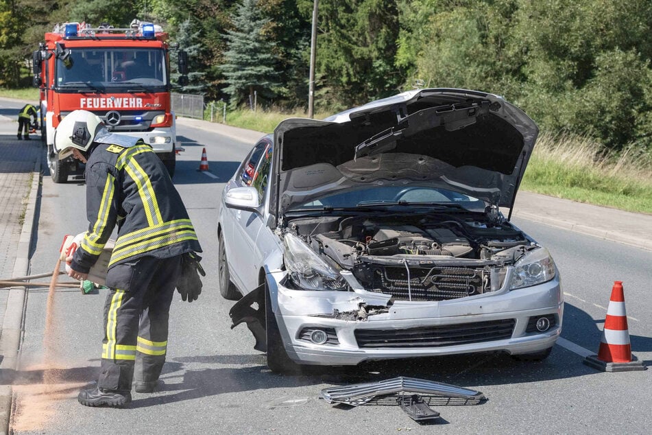 Die Feuerwehr sicherte die Unfallstelle, der Benz musste abgeschleppt werden.