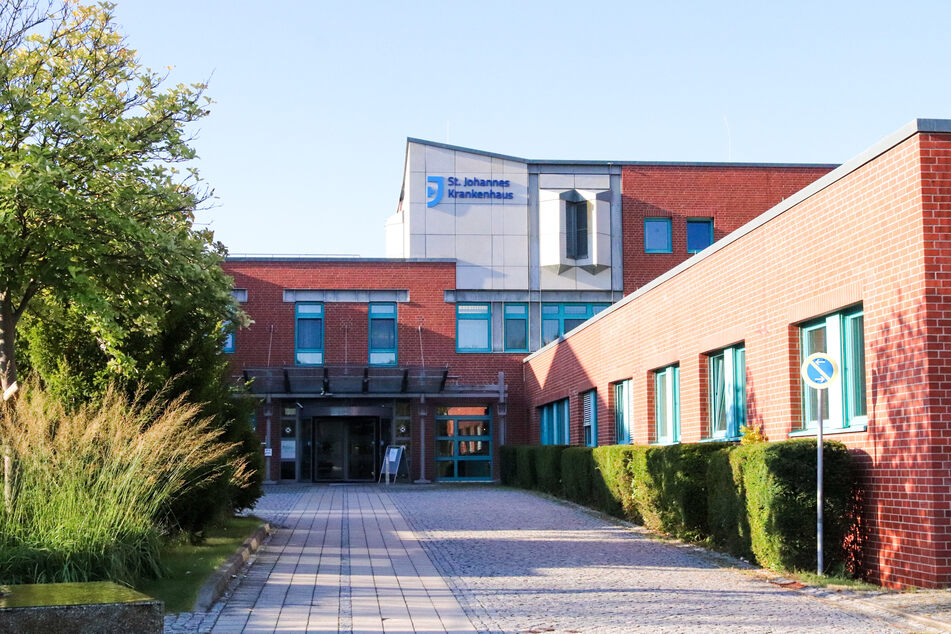 Noch 2018 freuten sich werdende Eltern über den "Storchenparkplatz" am St. Johannes-Krankenhaus. Nun wird die Geburtsklinik Ende des Monats geschlossen.
