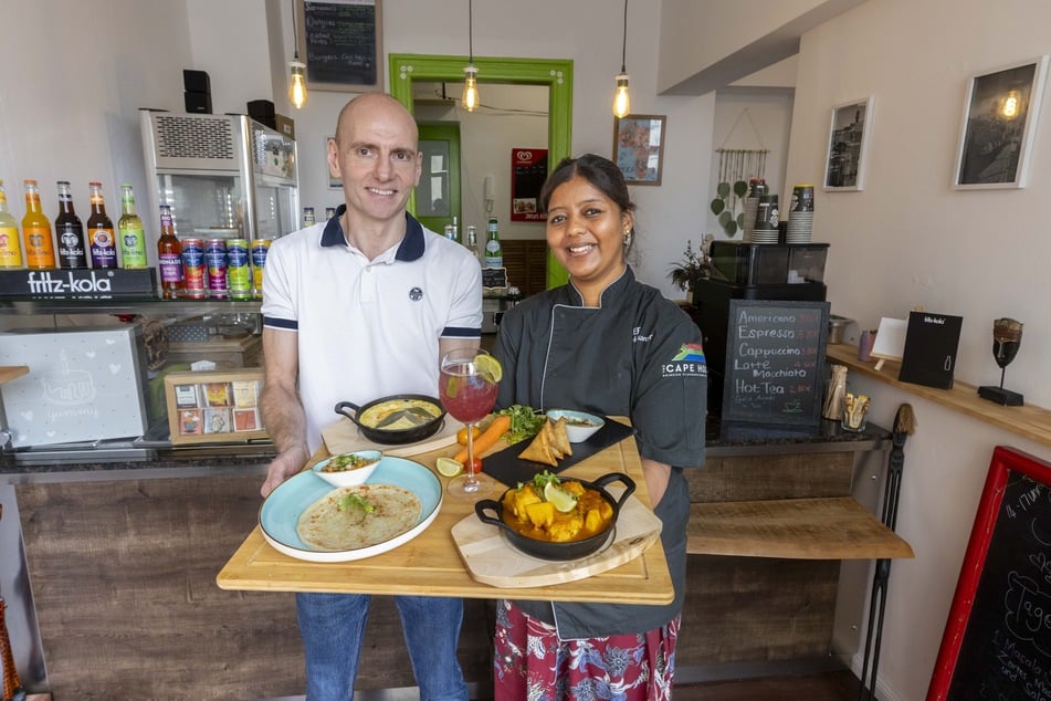 Während Aishia Bassardien (34, r.) kocht und das Restaurant leitet, unterstützt ihr Mann Gabriel (44) sie tatkräftig dabei.