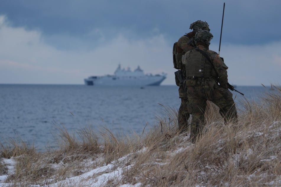 Die Soldaten gehen bei Putlos an Land.
