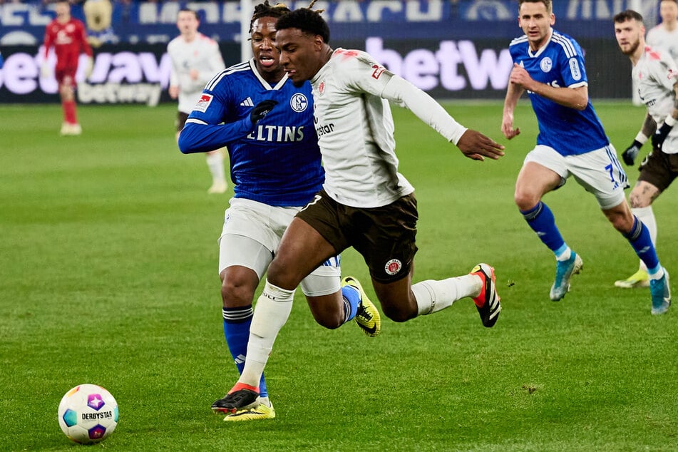 Oladapo Afolayan (26, 2.v.l.) hat sich gegen Schalke verletzt und wird dem FC St. Pauli vorerst fehlen.