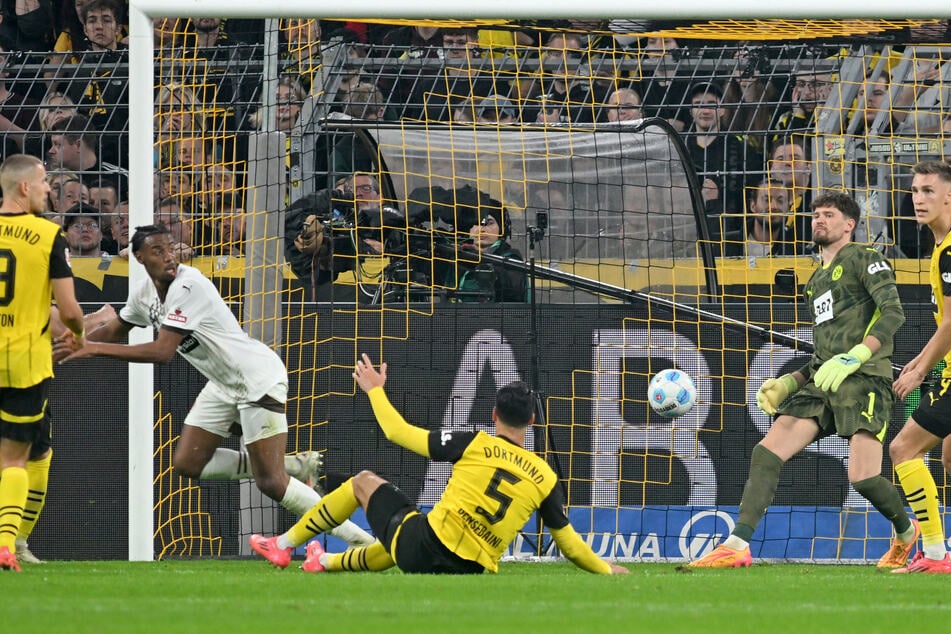 Die Führung für den FC St. Pauli? Nein! Torschütze Morgan Guilavogui (l) stand im Abseits.