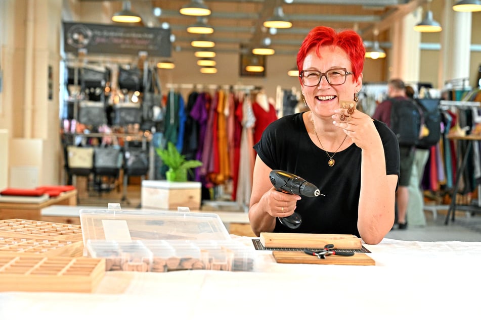 Maren Göpel (53) lädt in der Markthalle zu Holzschmuck-Kursen ein.