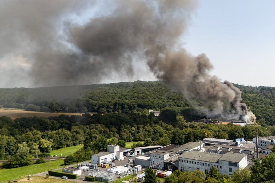 Nach stundenlangem Einsatz löscht Feuerwehr Großbrand in Niedernhausen