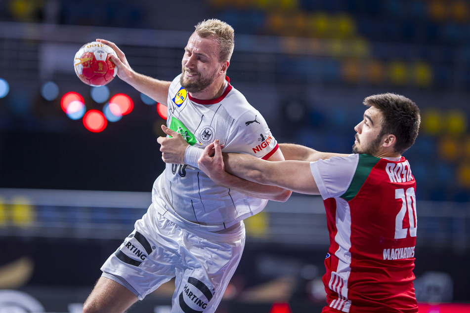 Julius Kühn (l, MT Melsungen) setzt sich im Spiel gegen Ungarn gegen Miklos Rosta in Szene.