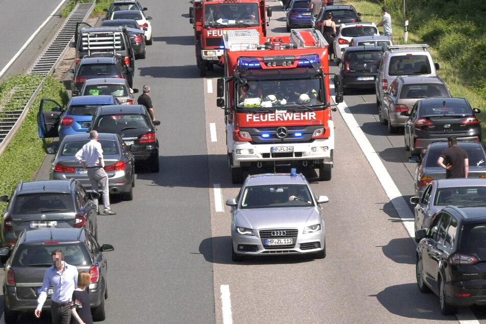 Infolge der Sperrung bildete sich ein langer Stau, die Polizei richtete eine Umleitung über die A5 ein.