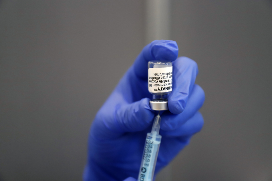 Ein medizinischer Mitarbeiter bereitet eine Injektion mit dem Corona-Impfstoff von Pfizer/BioNTech vor.