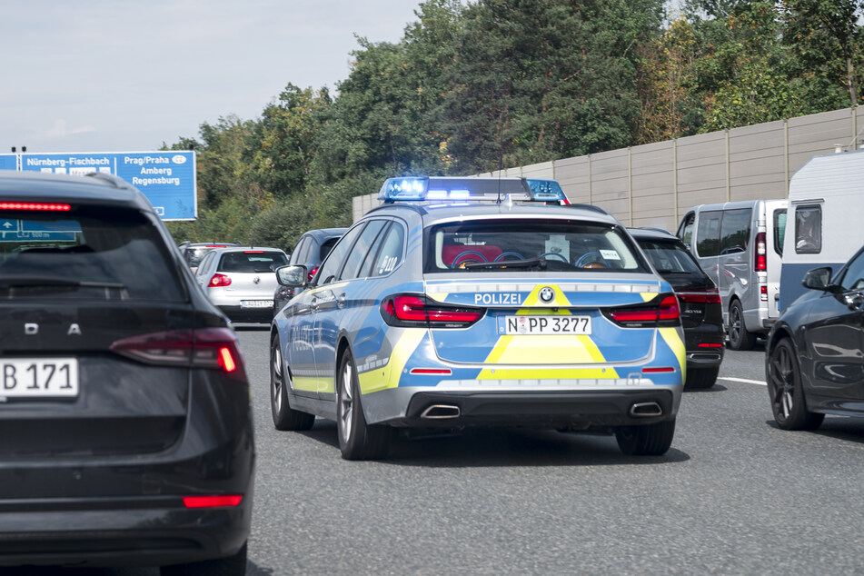 Mit zwei Autos haben Klimaaktivisten den Verkehr auf der A2 in Richtung Berlin verlangsamt. Die Polizei ermittelt wegen Nötigung. (Symbolbild)