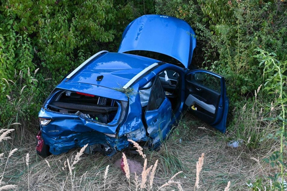 Der Kia landete im Straßengraben der Autobahn.