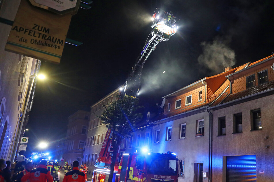 Vor Ort waren die Feuerwehren aus Hohenstein-Ernstthal, Wüstenbrand und Oberlungwitz, Rettungsfahrzeuge des DRK sowie Notarzt und Polizei.