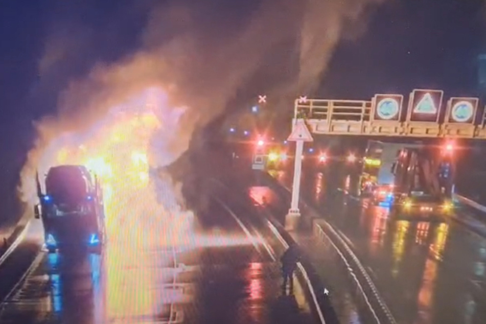 Der Trucker fuhr den in Brand geratenen Lkw aus dem Tunnel!