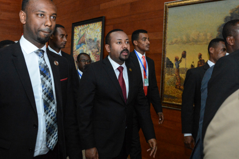 Abiy Ahmed (M), Premierminiister von Äthopien, trifft zur Eröffnungssitzung des 33. Gipfels der Afrikanischen Union (AU) im AU-Hauptquartier ein.