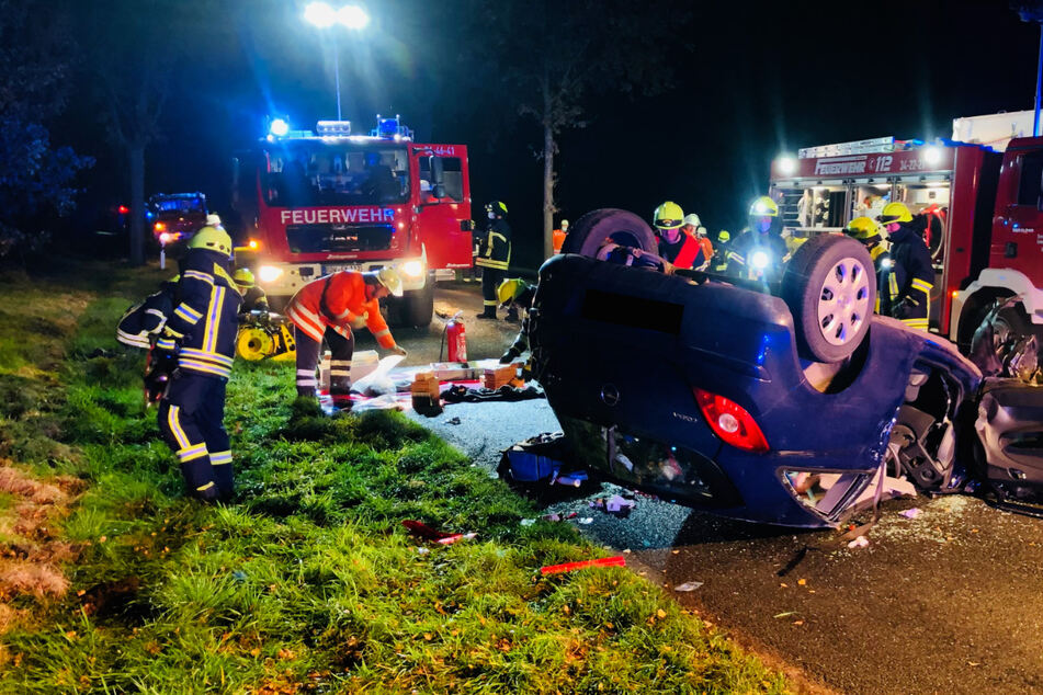Opel kracht gegen Baum und überschlägt sich: Fahrer schwer verletzt im Krankenhaus